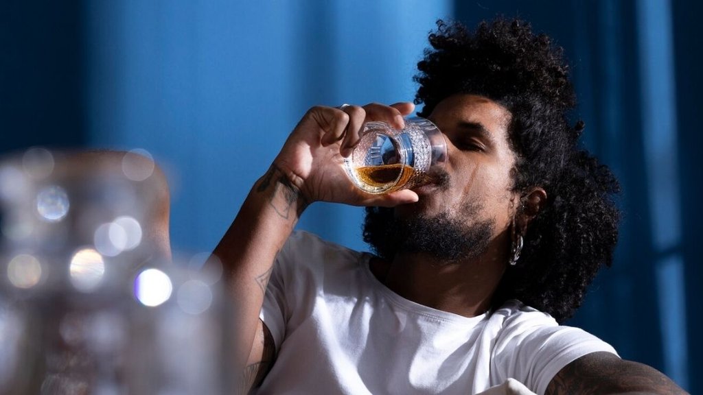 Karnataka Man Dies Of Alcohol Consumption, Karnataka Man Drinks To Death, man 21 dies after drinking 5 bottles of neat liquor
