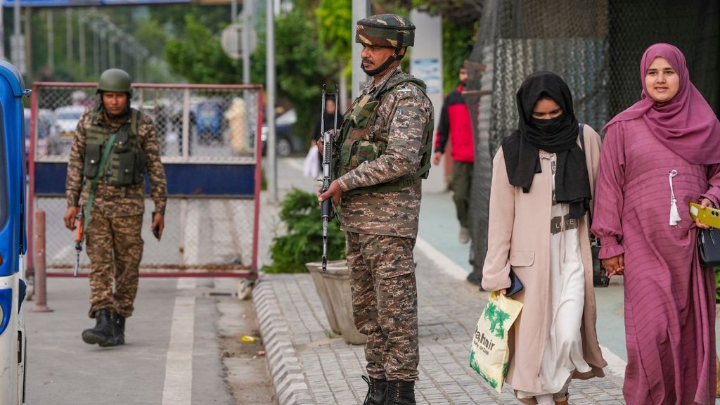 crpf jawan Munir Ahmed sacked, crpf jawan sacked pakistani wife Minal Khan