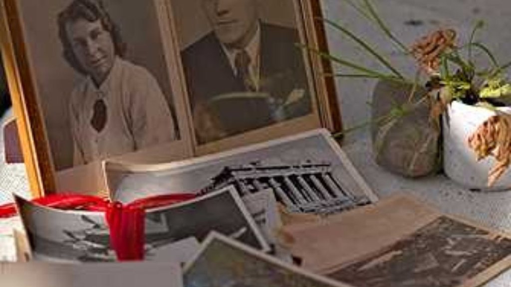 pitru photo direction in home, ghar me purvajo ki photo kaha rakhe, right direction for ancestors photos, Pitro ki photo kis disha me lagaye, vastu tips, vastu shastra, vastu tips for pitru photo, vastu shastra for purvajo ki photo