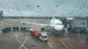 Delhi Rain, Flight Status check Online, IGI Flight Delayed
