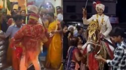 बारात लेकर अस्पताल पहुंचा दूल्हा, बीमार दुल्हनिया को गोद में लेकर लिए सात फेरे, Viral Video देख भर आएंगी आंखें