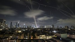 US Strikes on Iran: ईरान-इजरायल टकराव में कूदा अमेरिका, जानें कहां-कहां बरसाए बम