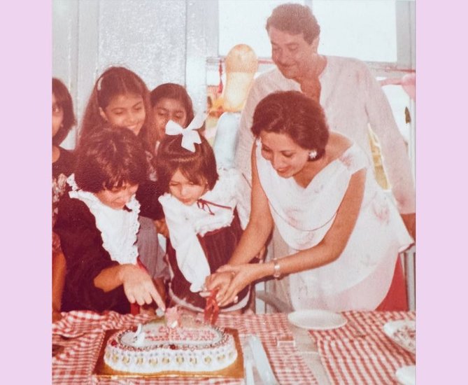 Babita Silent Battle Raising Karisma and Kareena While Living Away from Randhir Kapoor