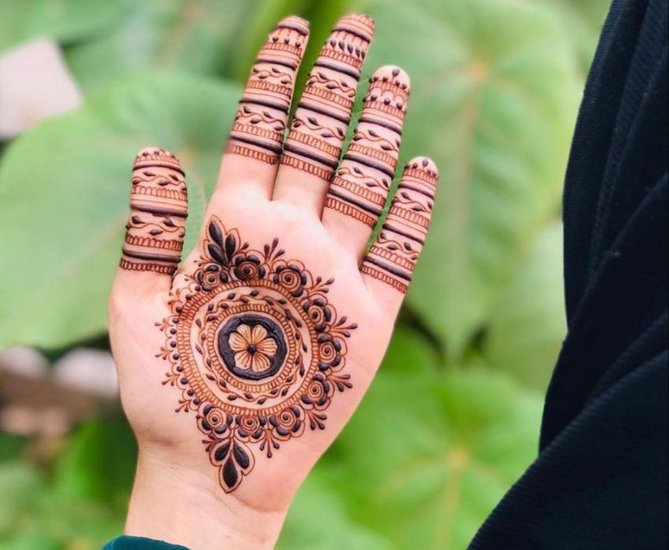 Back Hand Mehndi for a Bold Western Twist