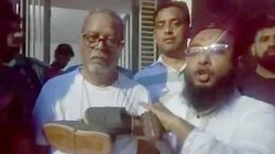 बांग्लादेश के पूर्व चुनाव आयुक्त गिरफ्तार, भीड़ ने जूतों से पीटा, मारे अंडे; जानें पूरा मामला- VIDEO