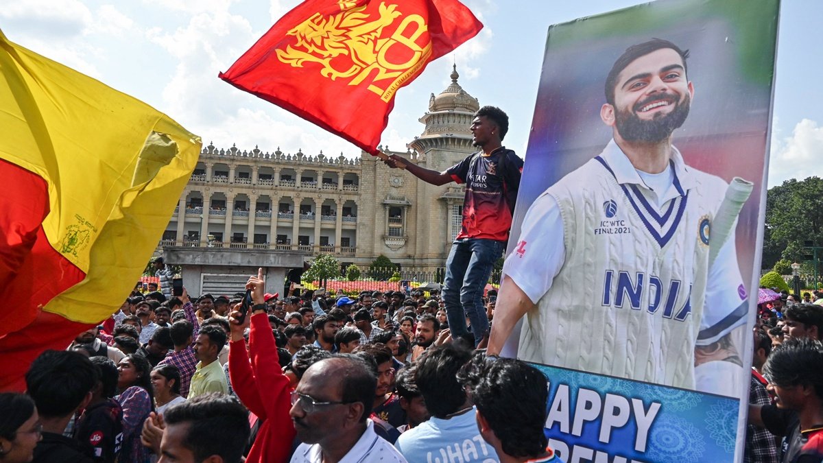 Bengaluru Stampede: बेंगलुरु भगदड़ मामले में कार्रवाई शुरू, RCB के 3 अधिकारियों को पुलिस ने किया गिरफ्तार