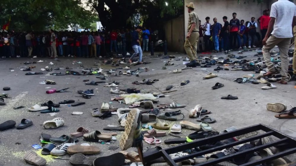चिन्नास्वामी स्टेडियम के बाहर भगदड़ में 11 लोगों की मौत हो गई थी। (Express Photo)
