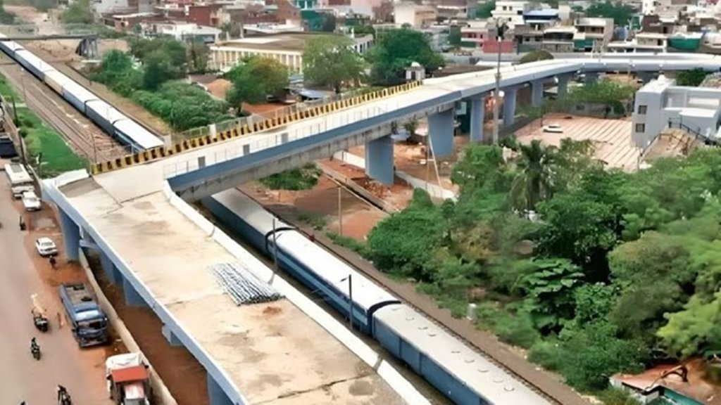 ऐशबाग क्षेत्र में 648 मीटर लंबे इस पुल के निर्माण पर 18 करोड़ रुपये की लागत आई है। (Photo: X/@theskindoctor13)