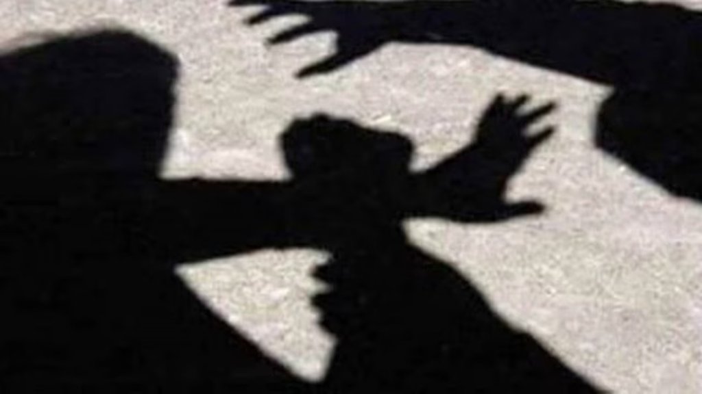 बांदा में रेत से भरे दो ट्रक नहीं छोड़े तो विधायक समर्थकों ने SDM को धमकाया, ड्राइवर पर हमला, गाड़ी से घसीटा