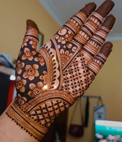 Easy and Trendy Mehndi Designs to Try This Festive Season