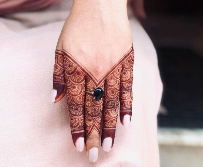 Fusion Fashion Best Mehndi Designs for Crop Tops and Jeans