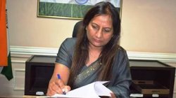 IAS अधिकारी, उनके पति और सुरक्षा अधिकारी पर हत्या के प्रयास मामले में FIR दर्ज, मिट्टी डालने को लेकर हुआ था विवाद