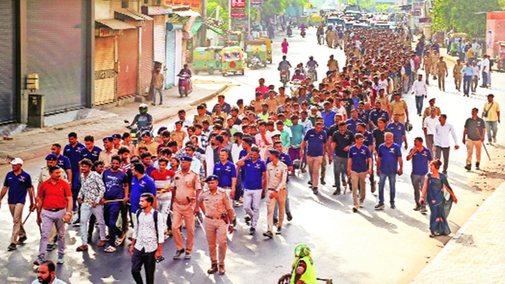 अहमदाबाद में अप्रैल में 450 अवैध अप्रवासियों को पकड़ कर ले जाती हुई पुलिस। 