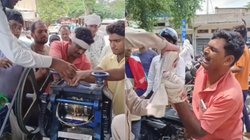 रोटी कमाना आसान नहीं… गन्ने का रस निकालते समय मशीन में दब गईं उंगलियां, बहता रहा खून और…, दिल दुखा रहा Viral Video
