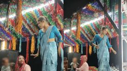 गरीबी क्या-क्या करवाती है… रोते बच्चे को छोड़ पैसे कमाने के लिए डांस करती दिखी बेबस मां, Viral Video देख नम हो जाएंगी आंखें