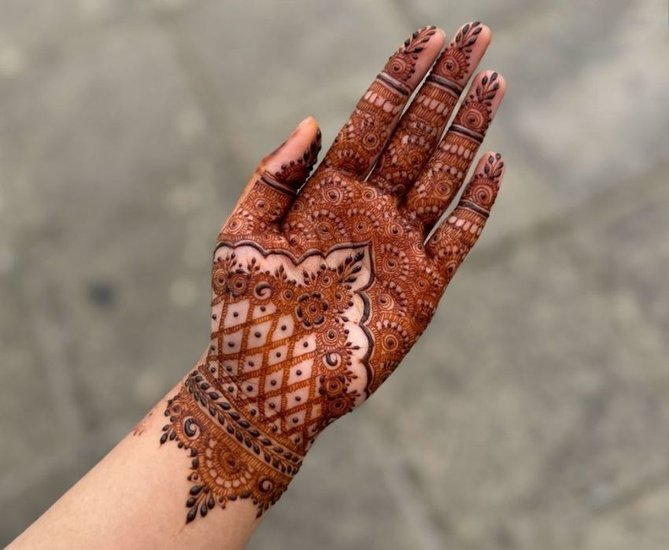Let Your Hands Talk with These Soft and Sophisticated Mehndi Designs