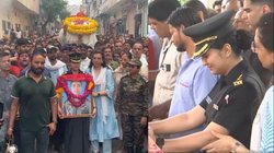 आंखों में आंसू, हाथों में पति की तस्वीर, लेफ्टिनेंट कर्नल पत्नी ने शहीद पायलट को वर्दी में दी अंतिम विदाई, देखें भावुक करने वाला वीडियो