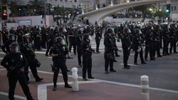 Los Angeles Protest: लॉस एंजिल्स में हिंसक प्रदर्शनों के बाद लगाया गया कर्फ्यू, जानिए 5 बड़ी बातें