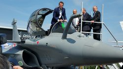 फाइटर जेट्स पर नई जंग? अमेरिकी F-35 के जवाब में राफेल को प्रमोट कर रहे मैक्रों