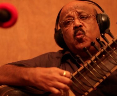 Dil Toh Pagal Hai' to 'Barfi': The Man Behind Bollywood's Iconic Whistles -  'दिल तो पागल है' से 'फना' तक, बिना सीटी अधूरे हैं ये सुपरहिट गाने, लेकिन  क्या जानते हैं इनमें