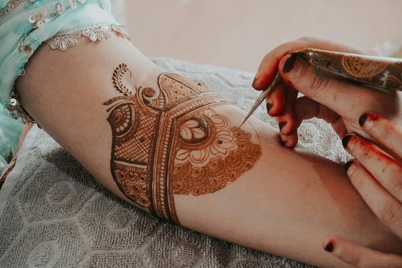 Most Trending Career Option for Women Mehndi Designing