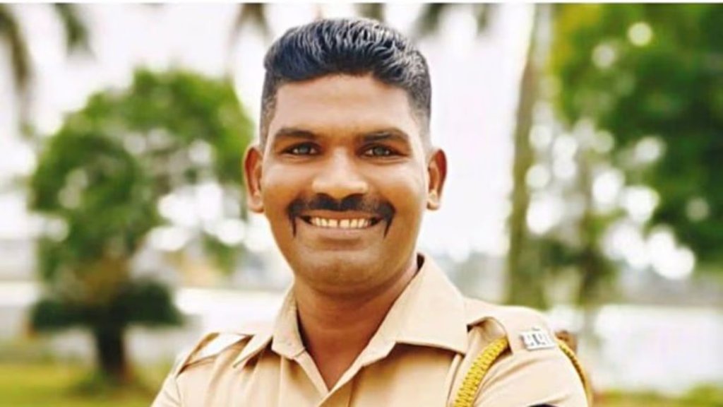 Mumbra local train accident | police constable died |