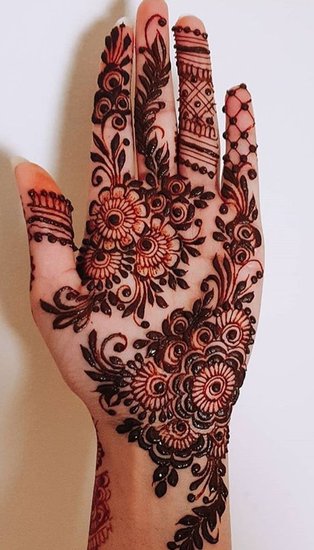Simple and stylish Mehndi for Eid celebration