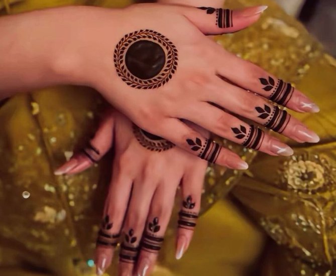 Stylish Mehndi Designs to Pair with Denims and Crop Tops