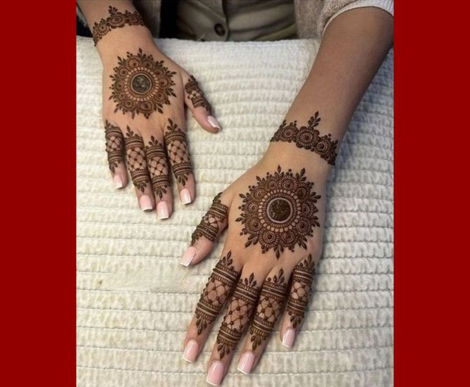 Stylish mehndi for denim look