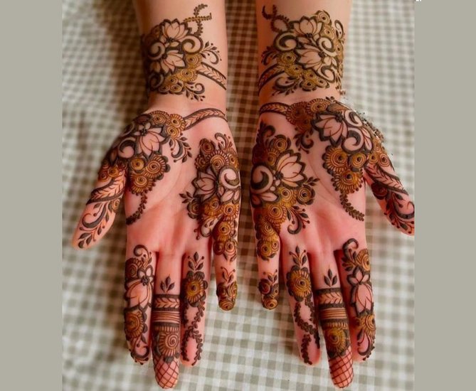 The Perfect Middle Ground in Mehndi Designs