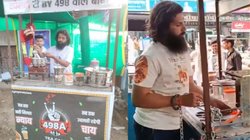 UPSC की तैयारी छोड़ शख्स ने खोली दुकान, हाथ में हथकड़ी लगाए बेचता है चाय, चौंकाने वाली है ऐसा करने के पीछे की कहानी
