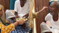 बूढ़े ससुर को बच्चों की तरह खाना खिलाते दिखी महिला, Viral Video देख भावुक हो गए यूजर्स, कहा – खुशकिस्मत लोगों को मिलती है ऐसी बहू