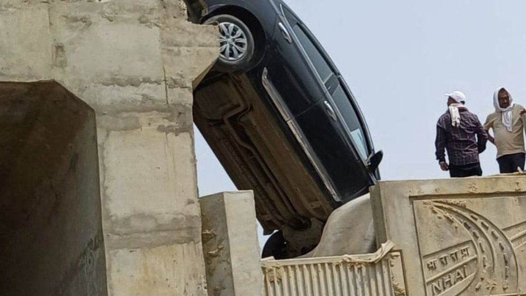 Maharajganj, Car Accident, UP News