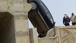 यूपी में अधूरे फ्लाईओवर से लटकी कार, गूगल मैप के दिखाए रास्ते से जा रहे थे सभी, बाल-बाल बचे