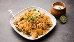 Sabudana Pulao Recipe: गर्मी में कुछ हल्का खाने का हो मन तो ट्राई करें साबूदाना पुलाव, बिना प्याज के भी आएगा जबरदस्त स्वाद