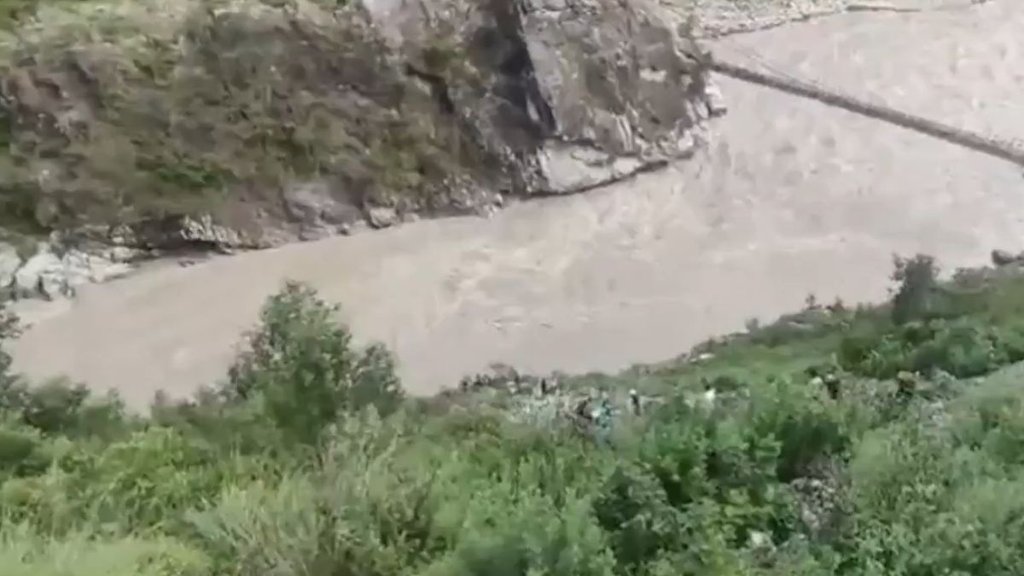 Uttrakhand,Badrinath Highway,Alaknanda river,Gholtir,Passenger bus plunges into Alaknanda river, Uttrakhand,Badrinath Highway,Alaknanda river,Gholtir,Passenger bus plunges into Alaknanda river,