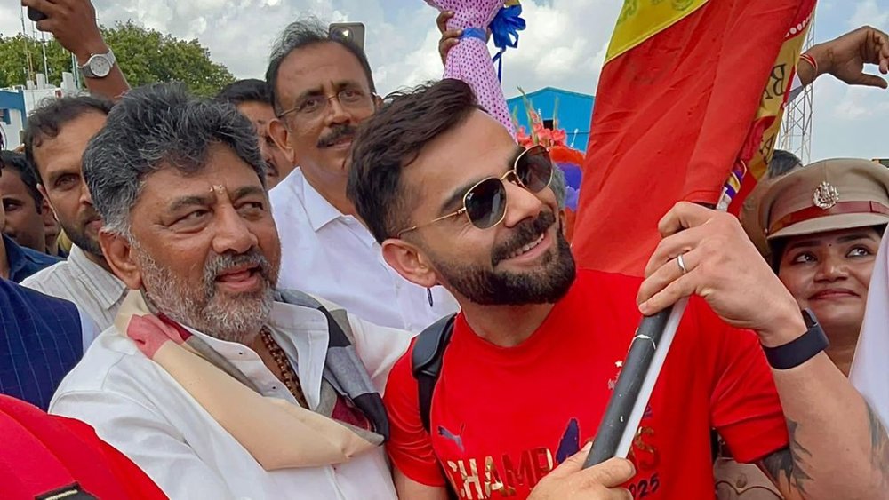 आईपीएल 2025 की चैंपियन रॉयल चैलेंजर्स बेंगलुरु के जश्न कार्यक्रम के दौरान विराट कोहली के साथ डीके शिवकुमार। (फोटो - DK Shivkumar Tweet)