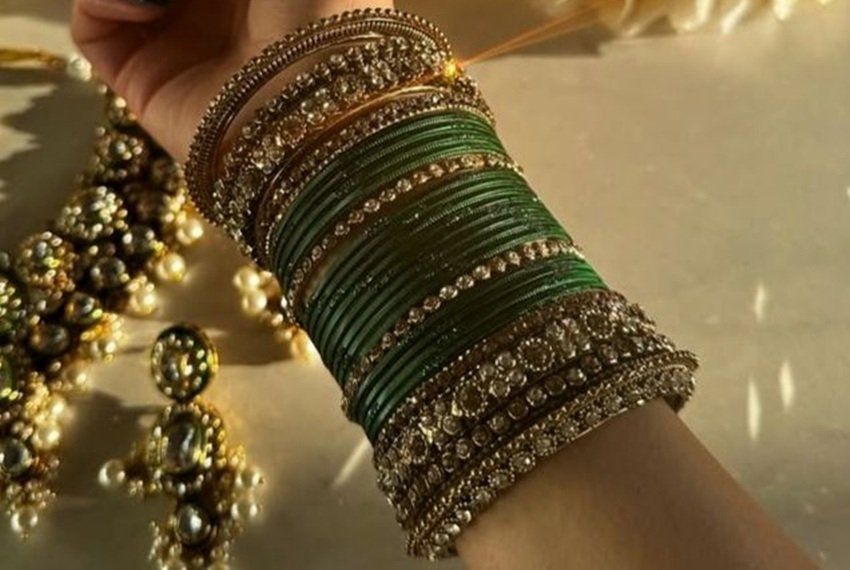 18 Glittery Green Bangles