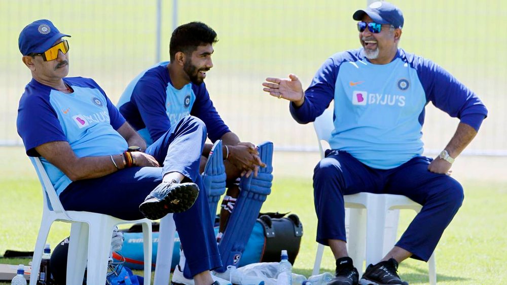 फरवरी 2020 में माउंट माउंगानुई के बे ओवल में न्यूजीलैंड के खिलाफ तीसरे वनडे से पहले अभ्यास सत्र के दौरान भारतीय तेज गेंदबाज जसप्रीत बुमराह, तत्कालीन मुख्य कोच रवि शास्त्री (बाएं) और तत्कालीन गेंदबाजी कोच भरत अरुण भरत। (एएनआई फाइल फोटो)