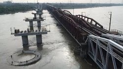 भारी बारिश के चलते लबालब यमुना, इतना बढ़ गया जलस्तर कि रोकना पड़ा मेट्रो का काम