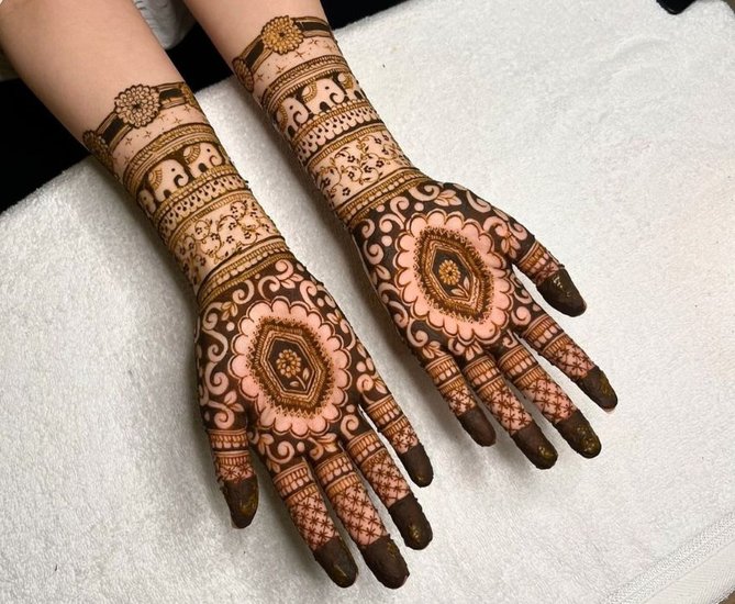 Auspicious Mehndi designs