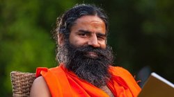 देसी तरीके से बालों को कैसे करें जेड ब्लैक? बाबा रामदेव ने बताए सफेद बालों को काले करने के आसान उपाय