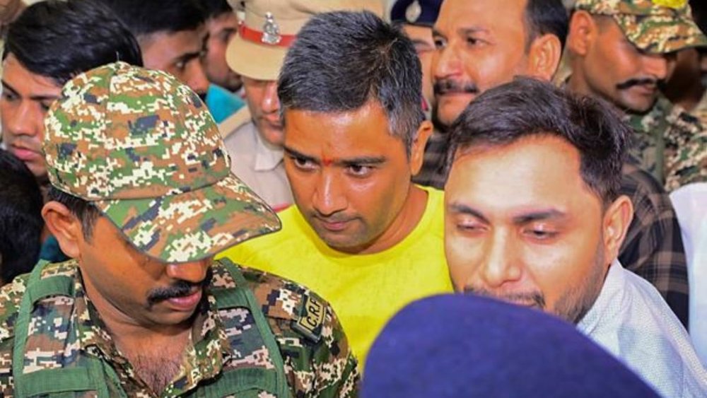 शराब घोटाले में गिरफ्तार चैतन्य बघेल (पीले टी शर्ट में) (PTI PHOTO)