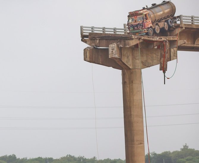 43 Year Old Gambhira Bridge Collapses in Gujarat PM Expresses Grief