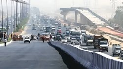 आधी रात में हाईवे के किनारे कार का पंचर चेक करने उतरे पूर्व सैनिक, ट्रक से कुचलकर फरार हुआ ड्राइवर
