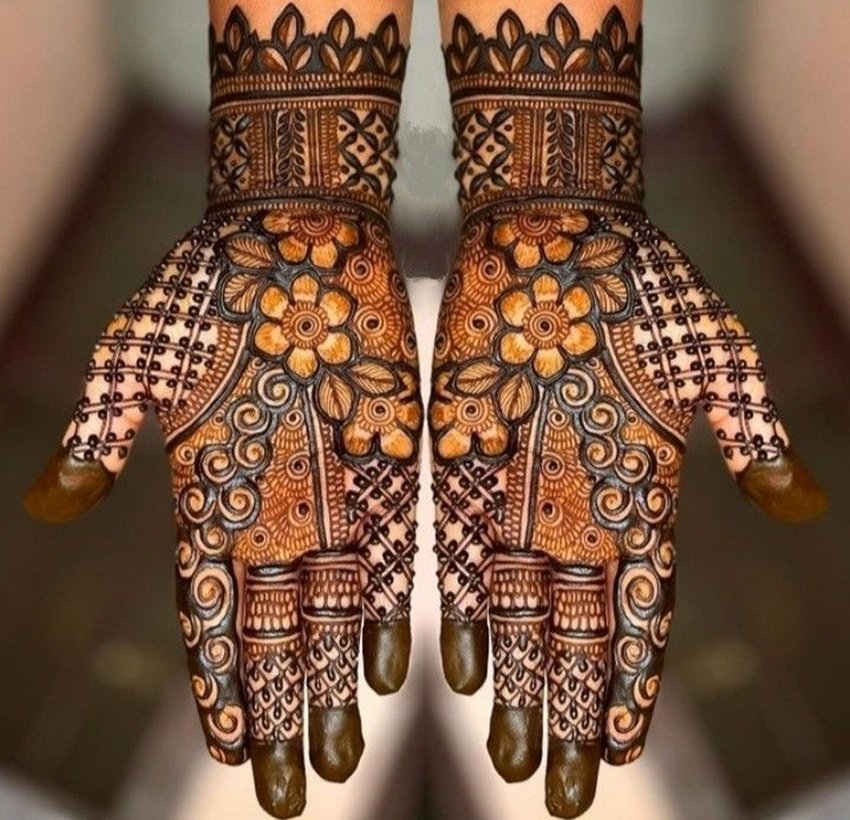 Elegant Mehndi patterns