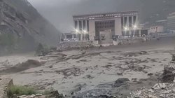 बॉर्डर पर आई बाढ़ ने मचाई भीषण तबाही, सैलाब में बह गए 18 लोग