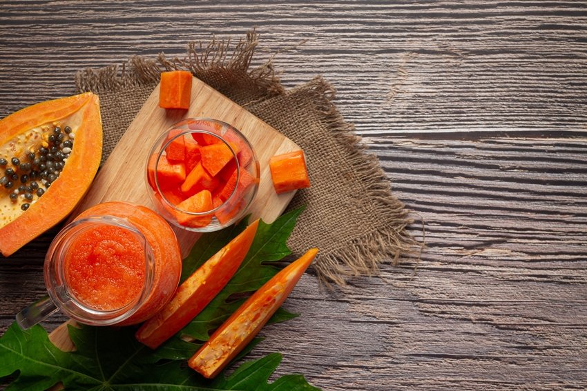 papaya juice serve with fresh papaya chopped