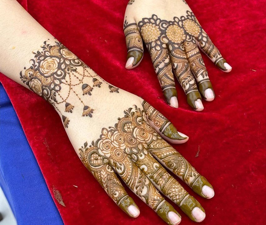 Mehndi to impress husband on Hariyali Teej