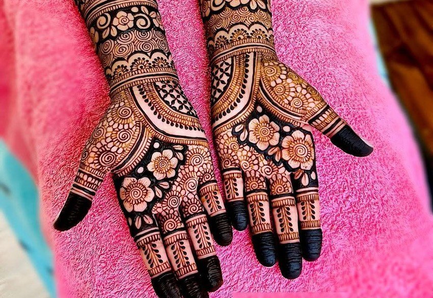 Mehndi love charm for husband
